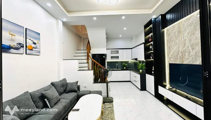 Bán nhà mới Di Trạch 33m2 x 5 tầng, 3 ngủ, nội thất đẹp, gần đường lớn, ô tô đỗ gần nhà