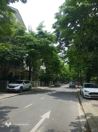 Bán biệt thự Vinhomes Thăng Long, 2 mặt đường, thoáng trước sau, giá tốt