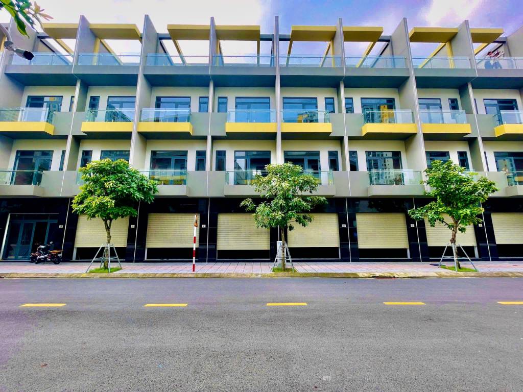Bán nhà phố Bcons Uni Valley Giá 7,3 tỷ, trệt 3 lầu, diện tích 243m