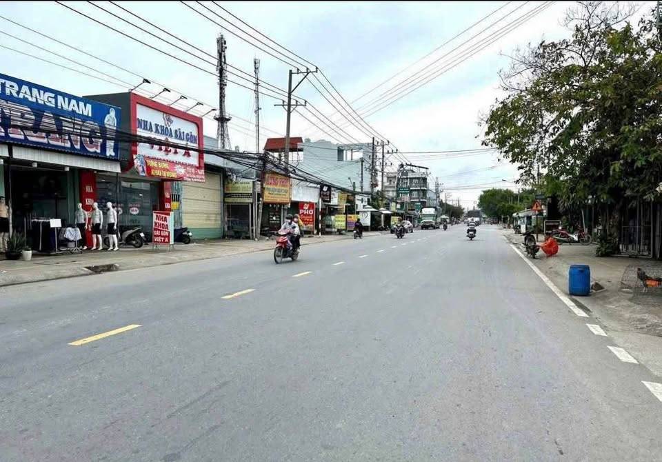 Bán nhà mt kinh doanh Đt 832, xã Nhựt Chánh, Bến Lức dt 80m2, 2pn 1wc giá 4,4 tỷ
