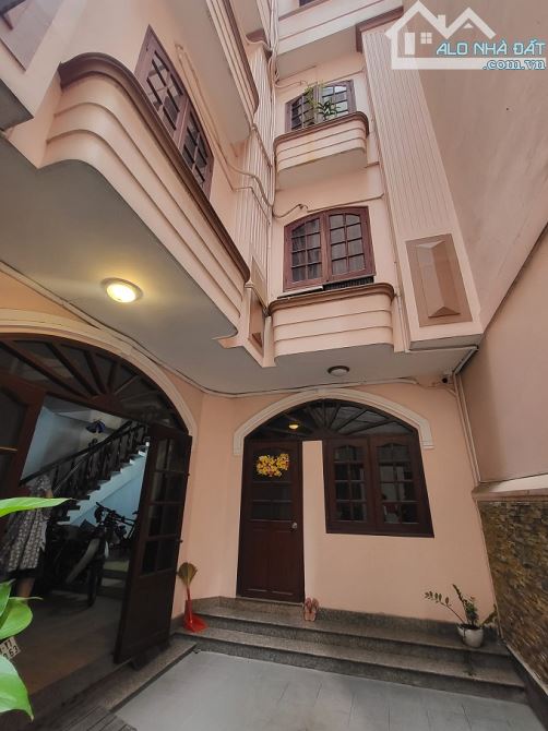 Bán CHDV hạ chào 1,6 tỷ, Lê Thánh Tôn, Bến Nghé, Q1, 75m2, 6 tầng, ngang 8m.