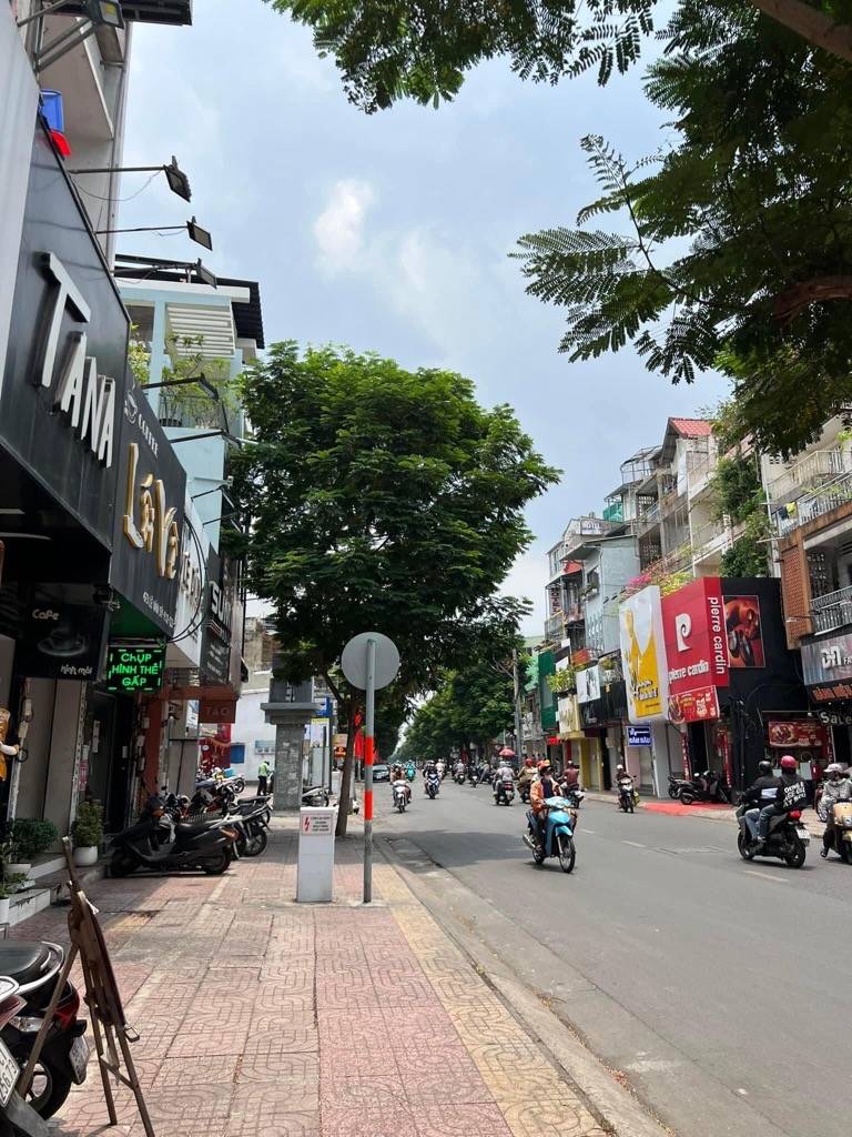 Bán nhà mặt tiền Quận 3, ngang 4.4m, 110m², 4 tầng, kinh doanh đỉnh