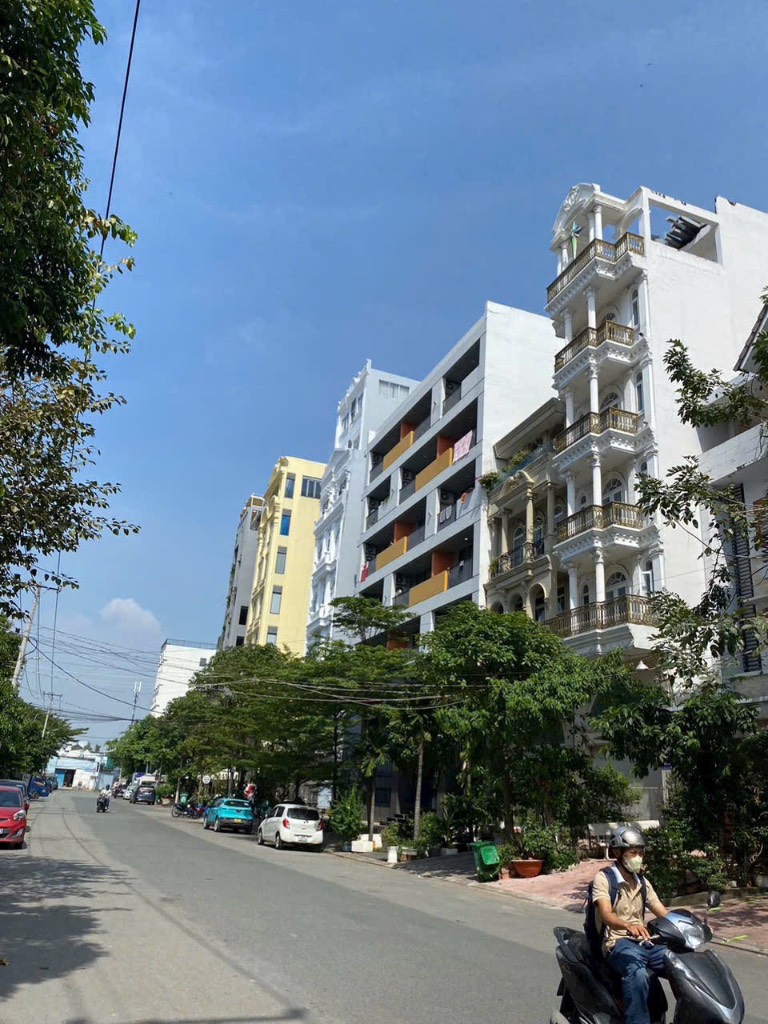 Bán shophouse Quận 7, mặt tiền đường 20m, cách Phú Mỹ Hưng 300m, 63m², kinh doanh tốt