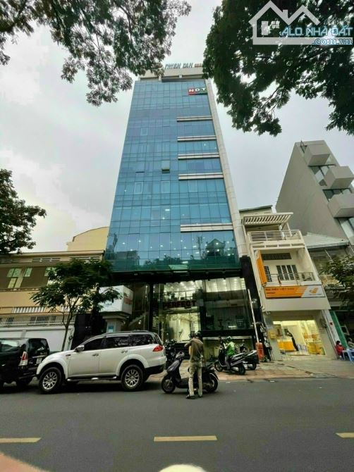 Tòa nhà VP mặt tiền đường C1, ngay Cộng Hòa phường 13, Q. Tân Bình, DT: 7.6 x27m, hầm+8T