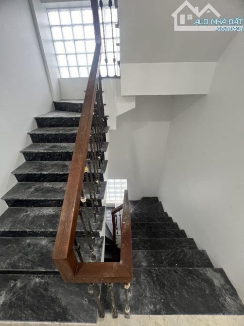 Biuldinh mặt phố. DT 180m2 MT 7m x 8T thang máy có hầm. Dòng tiền tốt. Giá đầu tư