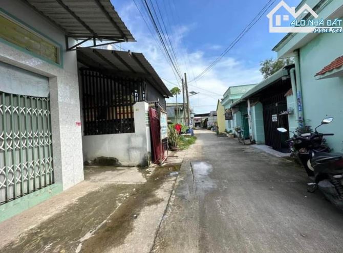 Bán dãy trọ 12 Phòng , KCN Tân Đức , 220 m2 giá 1 tỷ 800 , Bao Thuế Phí