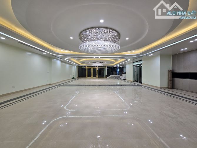 Bán tòa nhà văn phòng mặt phố Phùng Chí Kiên, 275m2x9T, mt 11m, 130 tỷ
