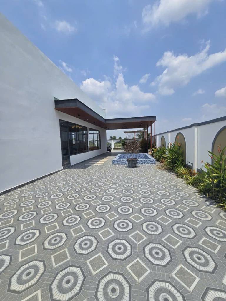 Bán villa sân vườn hồ bơi Long Thượng, Cần Giuộc dt550m2 , 3pn,2wc giá 5,6 tỷ