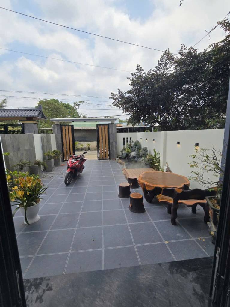 Bán Villa sân vườn kế chợ Long Thượng dt 198m2 , 1 lầu , 3pn,3wc giá 4,6 tỷ