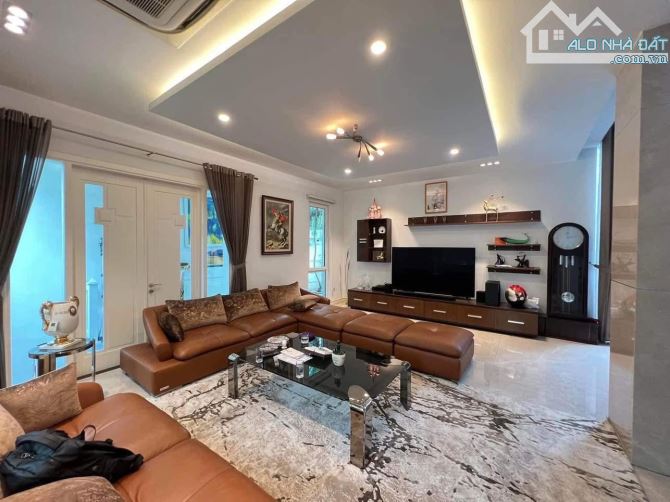 BÁN GẤP BIỆT PHỦ VƯỜN ĐÀO - ĐẲNG CẤP XA HOA - NỘI THẤT NHẬP FULL Ý - 369m2 - GIÁ 209 TỶ