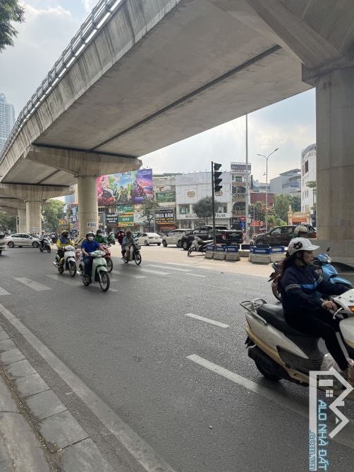 Bán tòa VP khu VIP Cầu Giấy 292m2 x MT : 12m , doanh thu 300tr/ tháng