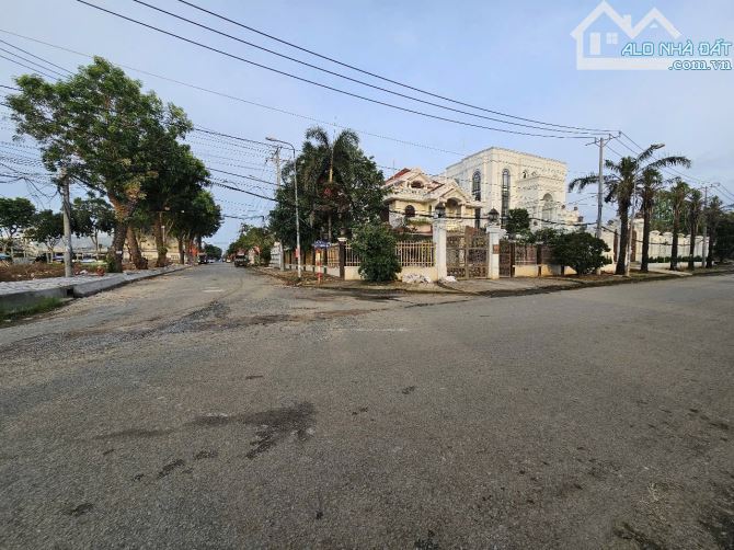 bán biệt thự góc 2 mặt tiền đường trần văn giàu cồn khương, giảm còn 27 Tỷ, dtsd 757m2
