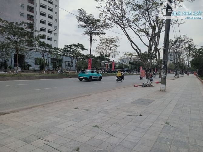 Bán nhà Văn Phòng mặt phố Tân Mai, DT: 1200m2, Mặt tiền 30m, ( Giá Đầu Tư - 158 tỷ )