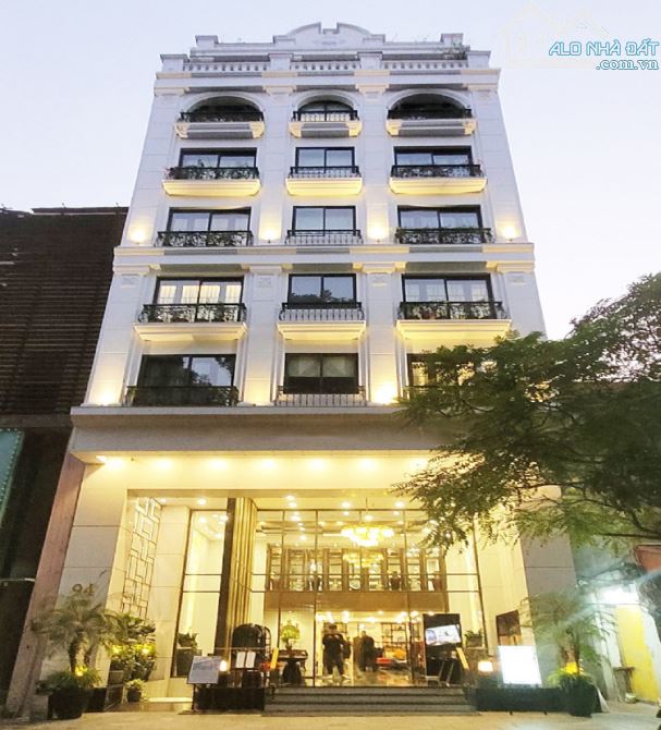 Bán Tòa Văn Phòng Mặt Phố Tây Sơn, Đống Đa DT 380m2, 11T, MT 9.8m. Giá Cực Rẻ