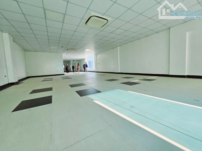 Bán tòa nhà 10 tầng phố Nguyễn Văn Cừ, Long Biên, vị trí kim cương, dòng tiền 400tr/tháng