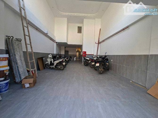 BÁN GẤP TOÀ CHDV KIM GIANG, DT 103M, 8 TẦNG, 10M RA Ô TÔ TRÁNH, THANG MÁY, GIÁ CHÀO 21 TỶ