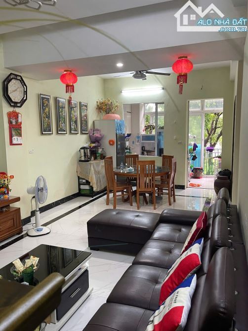 Bán Gấp Chung Cư Đường Đoàn Khuê, Việt Hưng, Long Biên 77m2, Lô Góc, chỉ 4,2 tỷ
