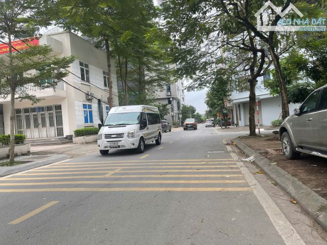 Bán tòa nhà văn phòng 7 tầng, bán hầm view vườn hoa khu tái định cư X6 Thạch Bàn