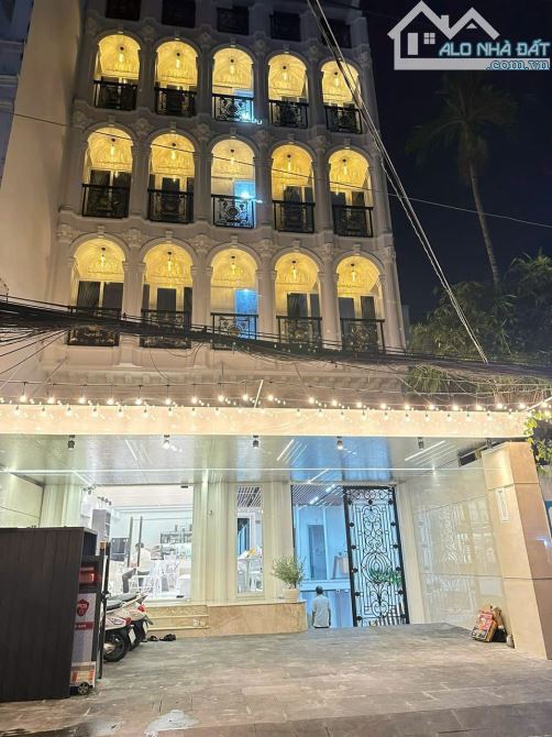 Bán tòa CHDV Cao Cấp, Mặt tiền KD nhánh Quang Trung, 248M2 thu 2.1 tỷ/năm chỉ 49.9 tỷ TL