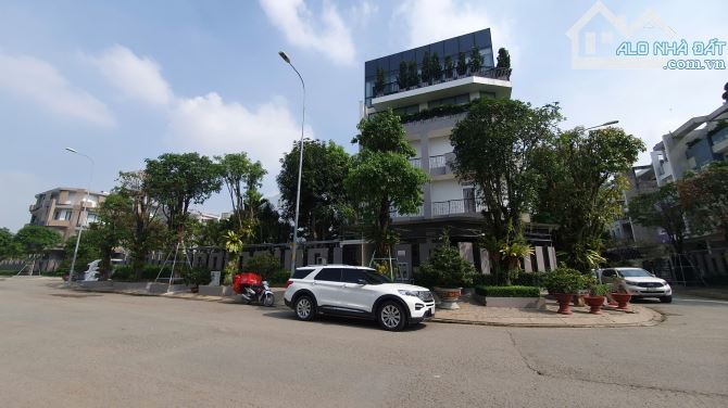 Bán Biệt thự 3 tầng Đẹp Lung Linh giáp Tạ Quang Bửu 9x20 KDC Bình Hưng giáp Quận 8