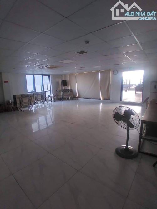 Toà văn phòng 9 Tầng mặt phố đường đôi Cầu Giấy 110/120m2 Mt8,5m có HĐ THUÊ 130 tr/tháng