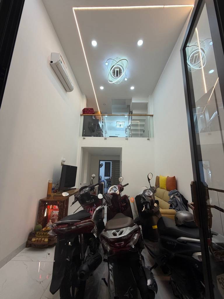 BÁN NHÀ HÒA THẠNH, TÂN PHÚ, VỊ TRÍ ĐẸP, VÀI BƯỚC RA MẶT TIỀN LỚN, XE HƠI SÁT CẠNH NHÀ