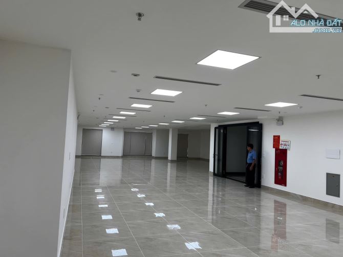 tòa văn phòng víp nhất phố CHU HUY MÂN - 130m 10tầng+1hầm MT 10m - vỉa hè giá chào 50tỷ.