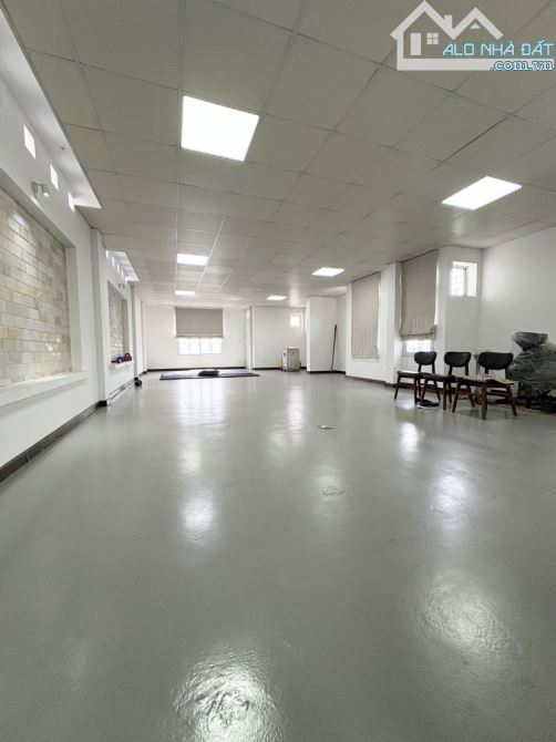 TÒA NHÀ VĂN PHÒNG ĐẸP – BÁT KHỐI, CỰ KHỐI – LONG BIÊN Diện tích 135m² – MT 7m