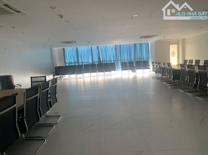 MẶT PHỐ PHẠM VĂN ĐỒNG – TÒA VĂN PHÒNG 8 TẦNG + HẦM – MẶT TIỀN 11M – DÒNG TIỀN 320TR/THÁNG