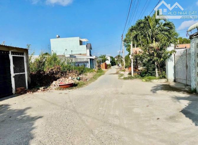 Nhà cấp 4 và nhà trọ nhánh nhựa thông Duy Khổng khu dân cư đông đúc