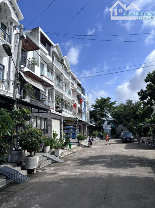 Bán dãy trọ 3 tầng, Huỳnh Tấn Phát. Diện tích 390m2, ngang 15m, dòng tiền hơn 800tr.