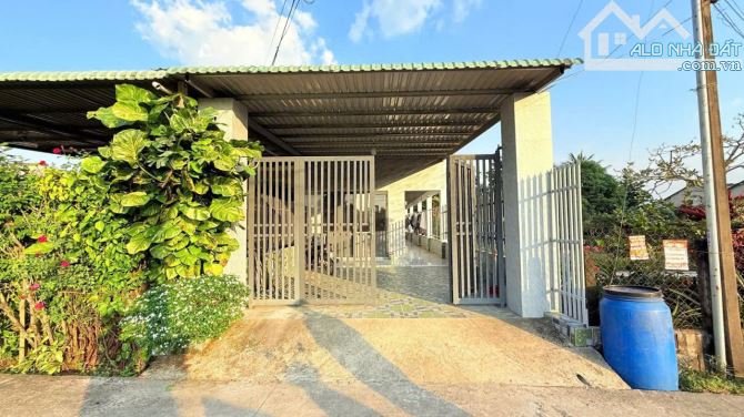BÁN DÃY TRỌ 260M2 , KCN ĐỨC HÒA , 9 PHÒNG + 1 KIOT , GIÁ 2TỶ5 , SỔ HỒNG RIÊNG