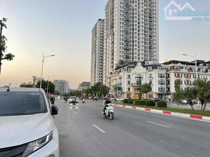 Bán Toà nhà Building Mặt phố Hồng Tiến Cực hiếm, 484 m2, 9 tầng, mặt tiền 35m, giá 318 tỷ.