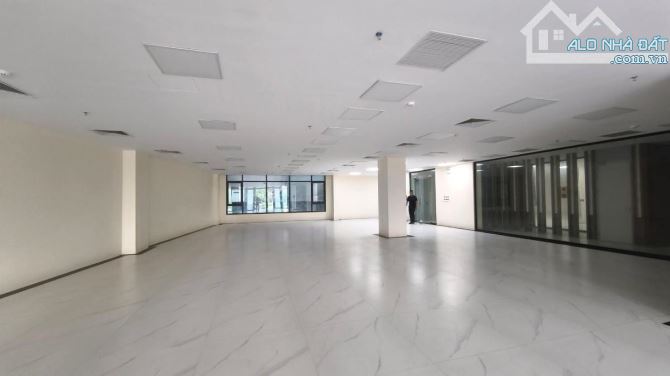 Bán nhà mặt phố Hồng Tiến long biên toà văn phòng 9 tầng đường 2 chiều vỉ hè rộng KD VP đ