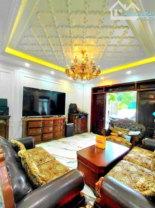 Bán nhà Tiền Phong, Hải An, HP, 3 tầng, 210m². 11,9 tỷ. Ô tô quay đầu trong nhà