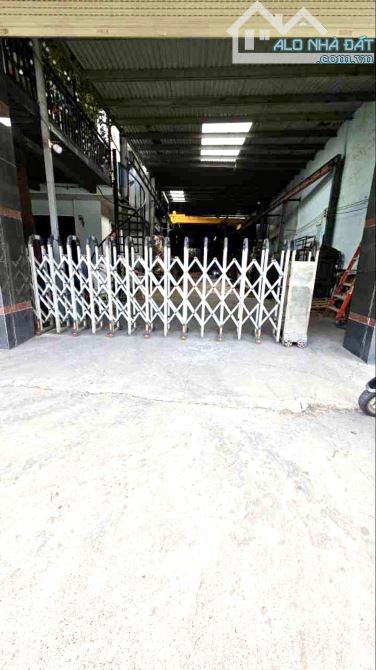NHÀ VỚI XƯỞNG - MẶT TIỀN ĐƯỜNG NHỰA - SÁT QL1A - DT 800M - GỒM NHÀ 3 TẦNG - ĐÂY ĐỦ CÔNG NĂ