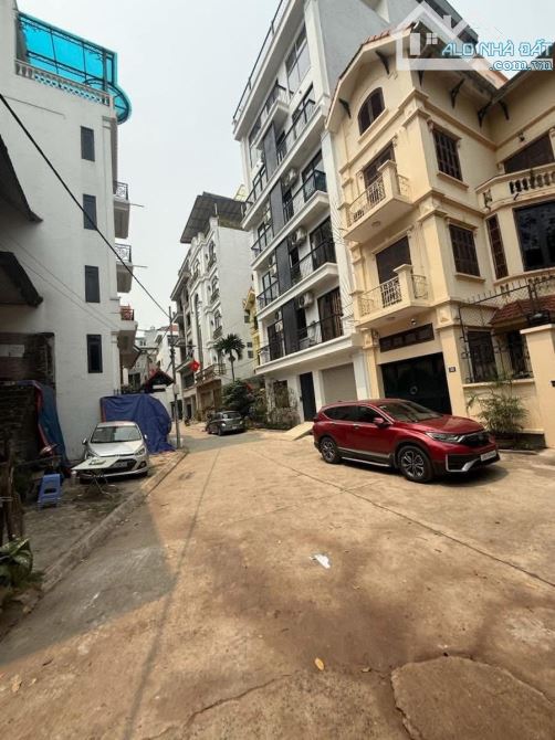 chủ bán gấp căn Biệt thự 272m2 x oto tránh mặt ngõ Trích Sài, nhà đẹp. Giá 57 tỷ