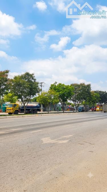 BÁN ĐẤT FULL THỔ CƯ NHÀ XƯỞNG MẶT TIỀN TRẦN VĂN GIÀU 1200M2 NGANG 20M CHI 4X TỶ