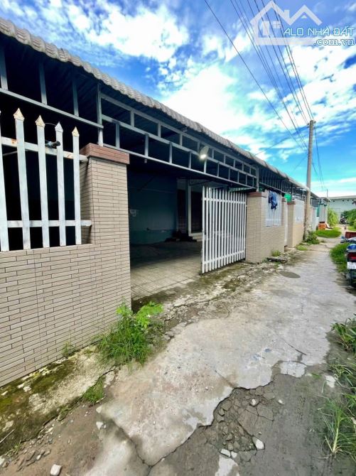 Nhà trọ và nhà cấp 4 khu trường đại học dân cư đông đúc