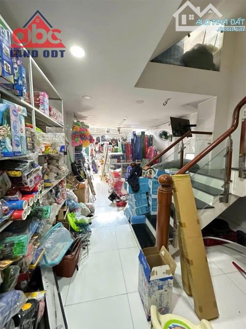 Bán nhà mặt tiền chợ Long Bình Tân 1 trệt 4 lầu giá 8 tỷ