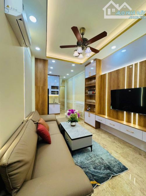 4,x t.ii nhà 5 tầng MỚI, Ô TÔ ĐỖ CỬA - trong đê ở ĐÔNG DƯ - GIA LÂM - gần cầu Thanh Trì.