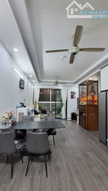 Bán chung cư goldmark số 136 hồ tùng mậu 3 phòng ngủ, 2wc, 3 ban công, lô góc