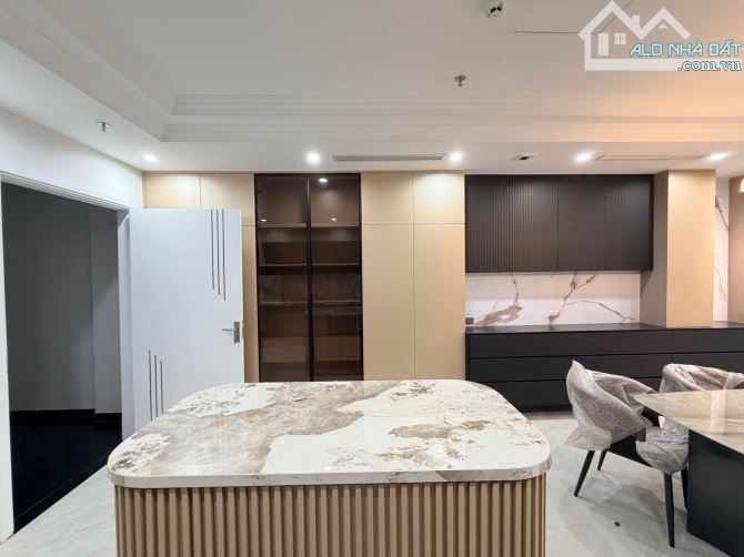 Bán biệt thự Ngọc Khánh 146m2 mặt tiền rộng lô góc đường ô tô tránh 42.5 tỷ