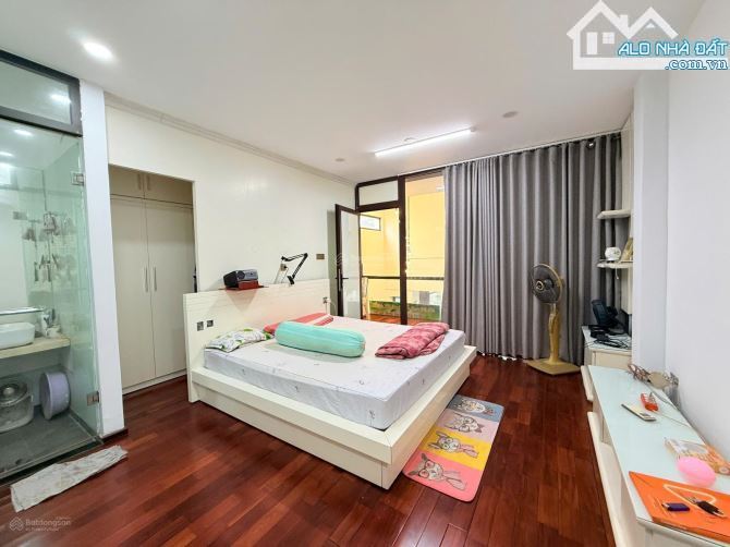 - Bán nhà 3 tầng 3 mê đường Nguyễn Khang- Gần Hà Huy Tập. DT 95M2 – Giá 7.5 TỶ TL.