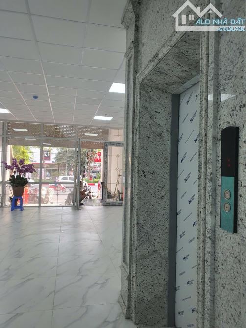 Bán tòa nhà VP Mặt phố Vạn Phúc, Hà Đông, Hà Nội có tầng hầm, thông sàn thang máy 89m 39tỷ
