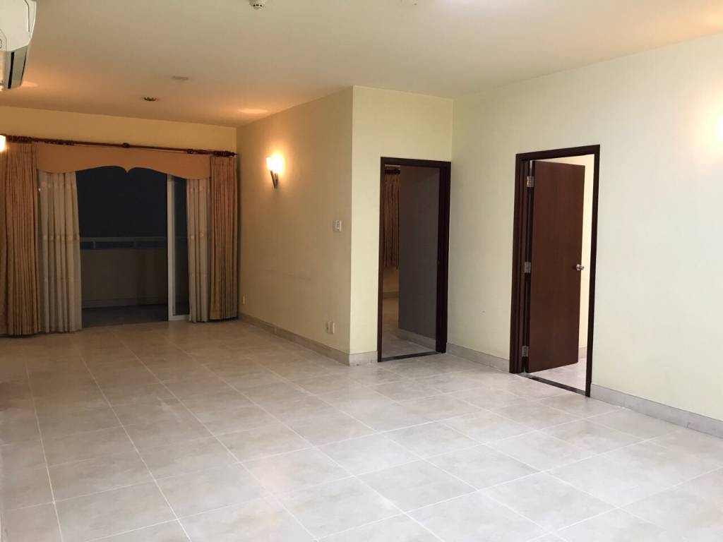 Bán căn hộ Hùng Vương Plaza, Quận 5, dt 130m², 3PN có suất oto, sổ riêng, giá 9,8 tỷ