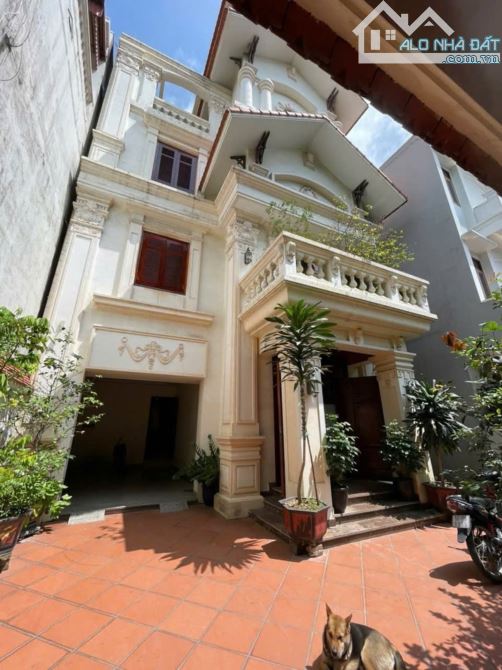 Bán biệt thự cực đẹp khu vực đường Đà Nẵng, dt 210m2, ngang 9.5m, nhà 4 tầng nội thất gỗ