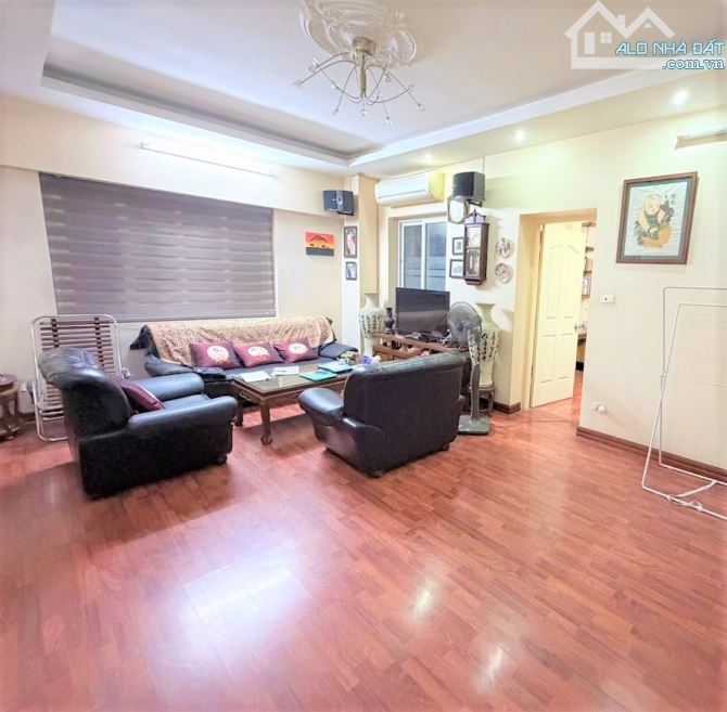 Bán căn hộ chung cư Kim Mã, Ngọc Khánh, Lô góc 107m 3 ngủ, nhỉnh 8 tỷ