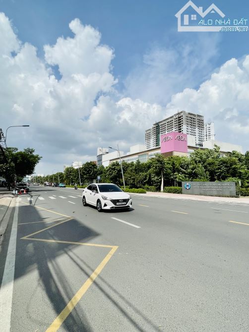 BIỆT THỰ ngay Aeon Mall Bình Tân • 140m² (11x14m) • 4 tầng • Hàng hiếm còn sót lại.