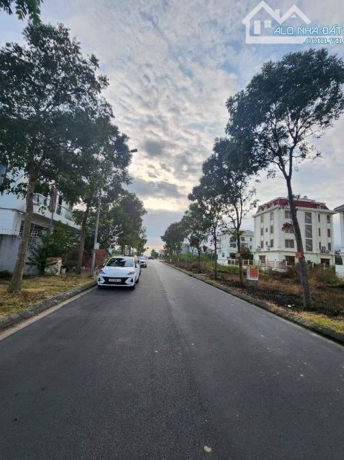 Bán lô góc 340m vuông vắn biệt thự Đại Hoàng Long giá 3,x tỷ